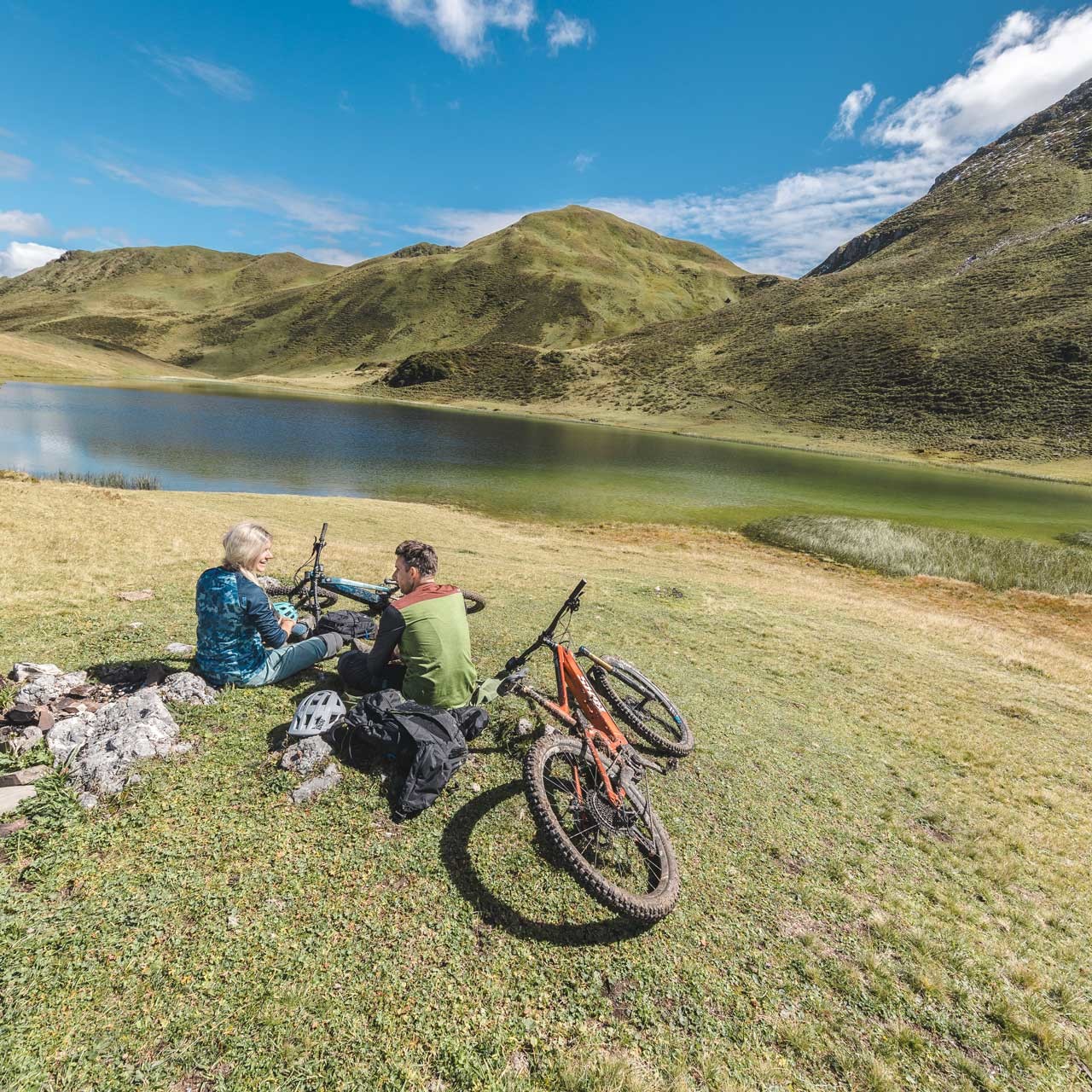 Bergpause beim Mountainbiken am Grünsee.