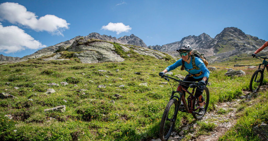 Mountainbikerin im Singletrail-Paradies Davos Klosters beim Enduro Camp - Ladies only.