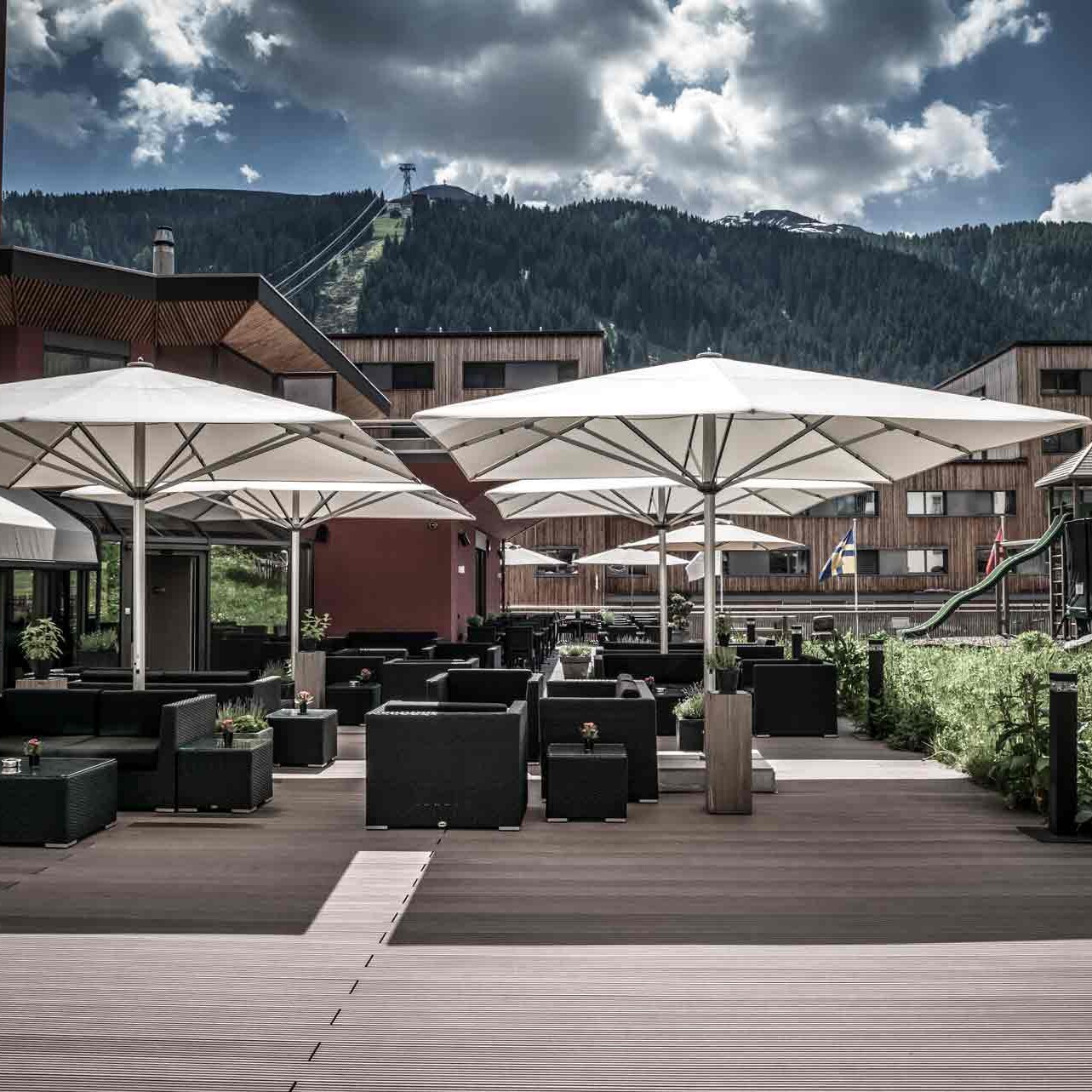 Die schöne und ruhige Sonnenterrasse des Hotels Grischa.