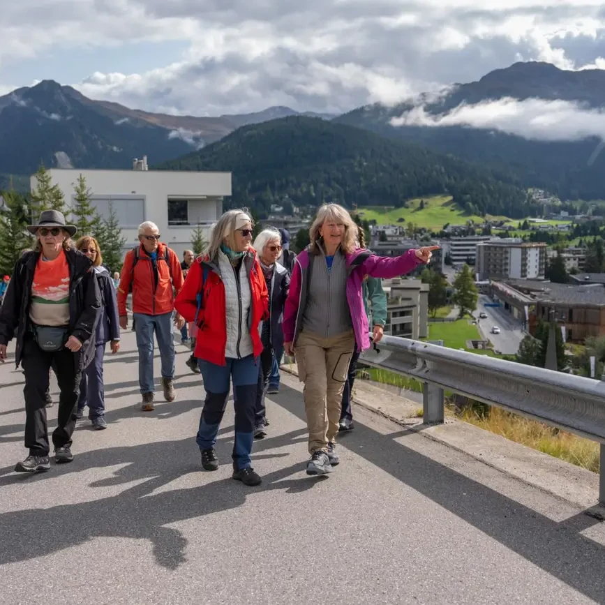 Vom 1. bis 4. Oktober erlebst du vier Tage voller Natur, Bewegung, Begegnungen und regionaler Genussmomente – eingebettet in die farbenprächtige Kulisse des Davoser Indian Summers.