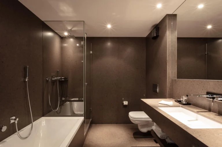 Badezimmer der Alpine Grand Suite mit Badewanne, Regendusche und Doppelwaschtisch
