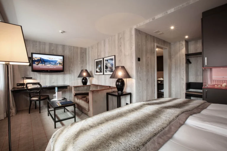 Design Room Large mit Doppelbett, Sitzecke und Arbeitsplatz