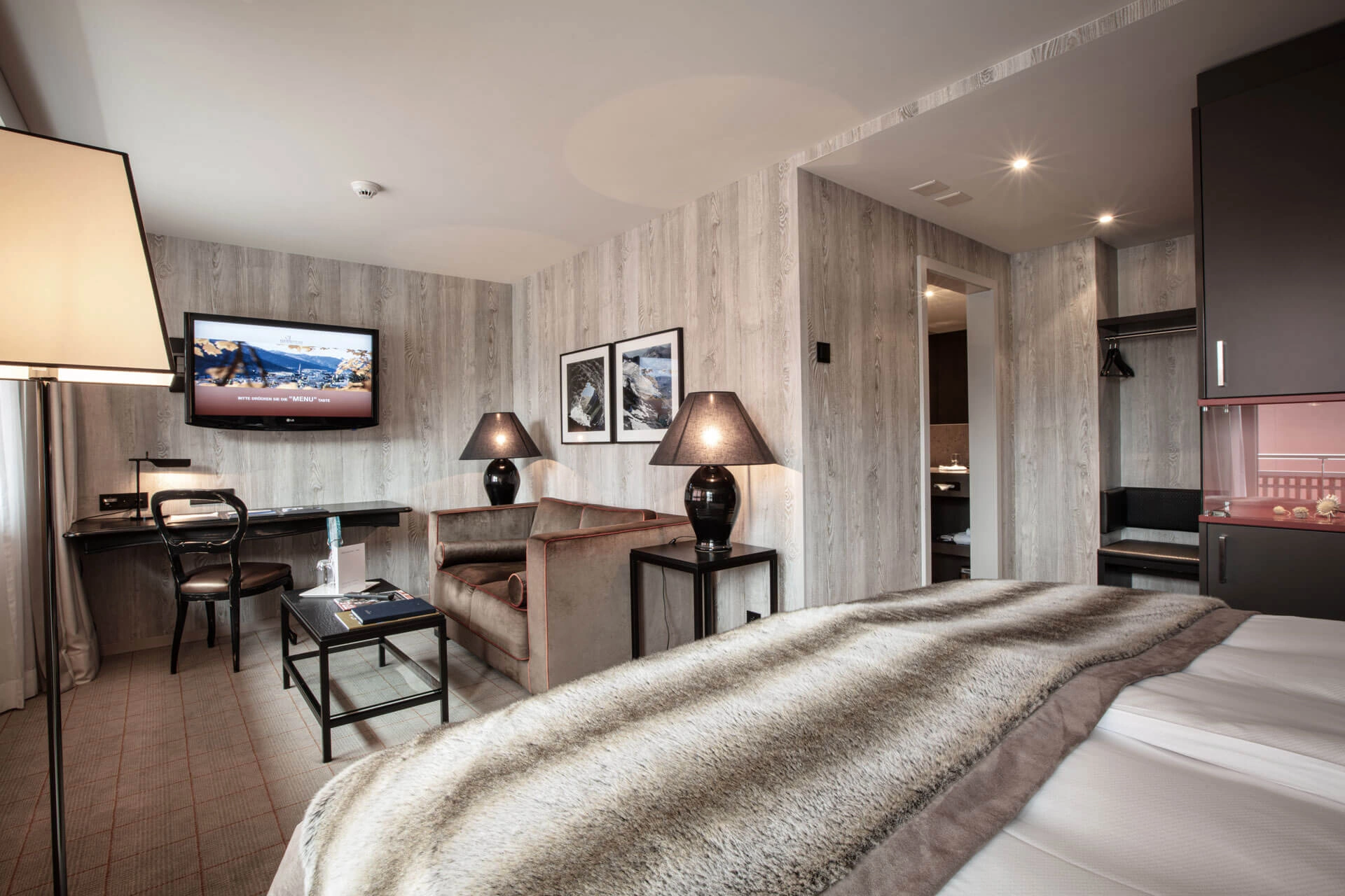 Design Room Large mit Doppelbett, Sitzecke und Arbeitsplatz