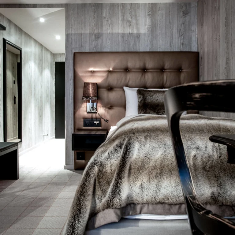 Design Room Single mit gestepptem Lederkopfteil, Fellplaid und Leseleuchte