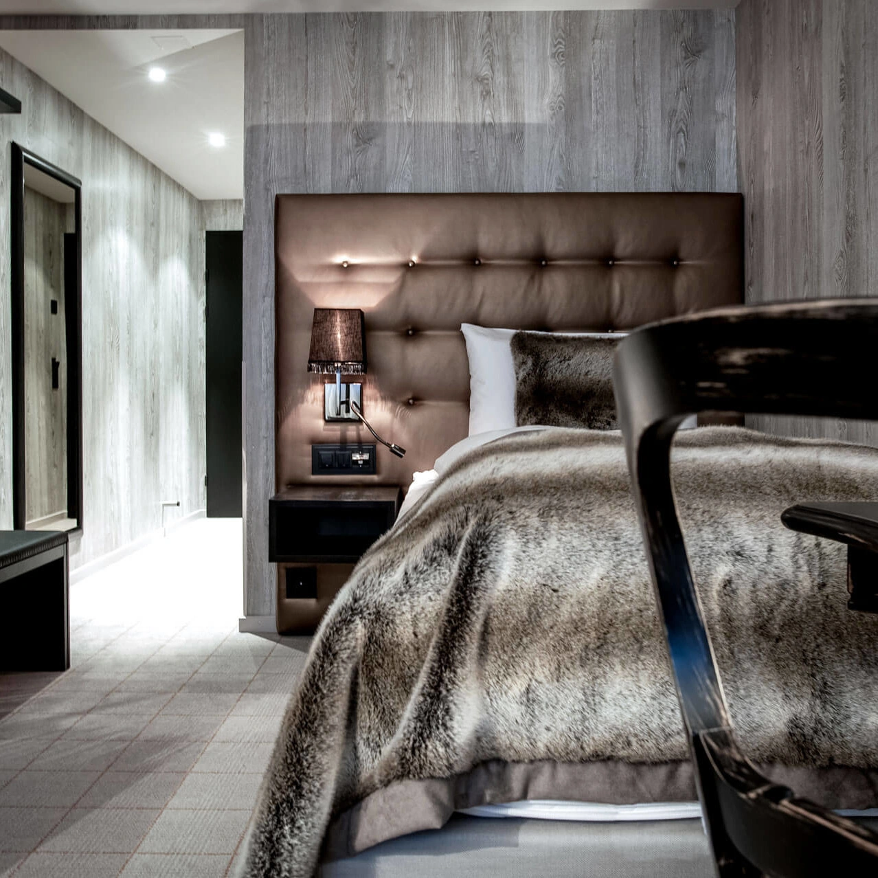 Design Room Single mit gestepptem Lederkopfteil, Fellplaid und Leseleuchte