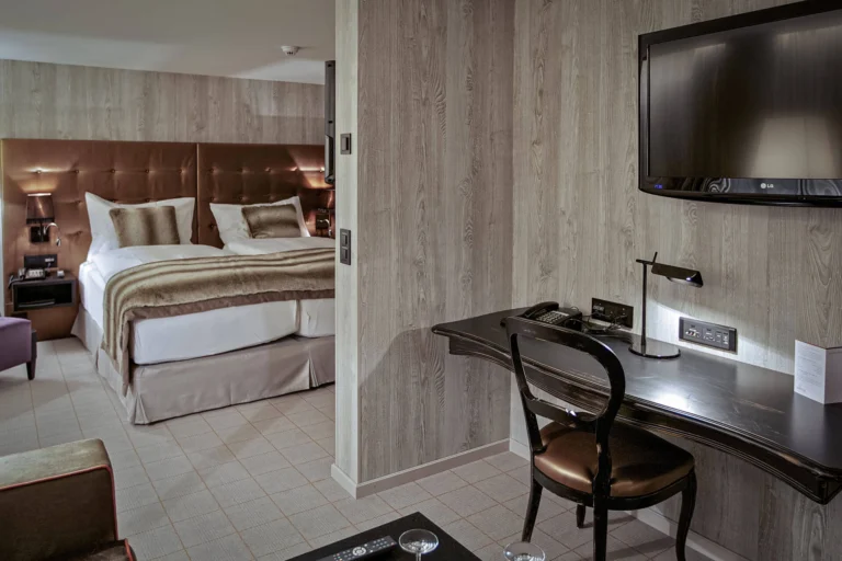 Alpine Junior Suite mit Doppelbett, Arbeitsplatz und Flatscreen