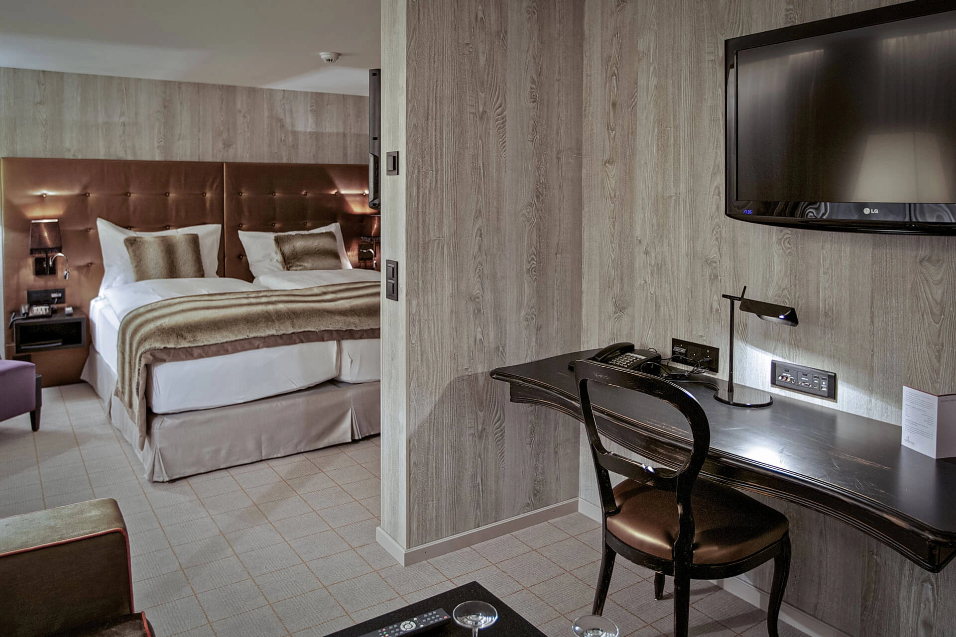 Alpine Junior Suite mit Doppelbett, Arbeitsplatz und Flatscreen