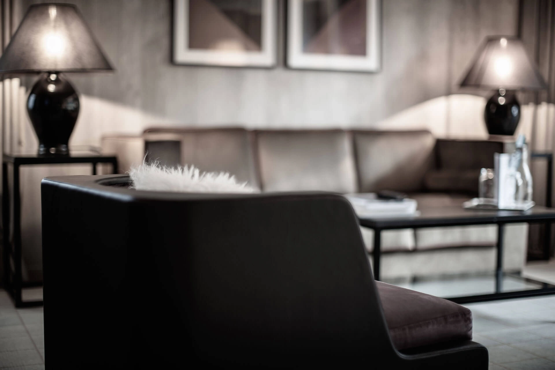 Lounge im Hotel Grischa mit Polstersesseln, Sofa und Tischleuchten