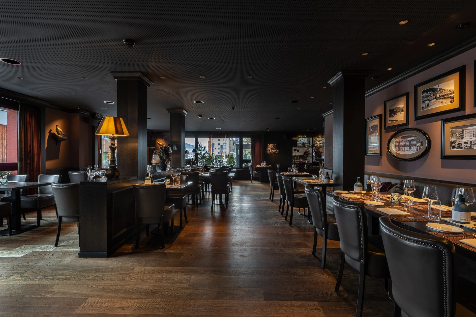 Eleganter Restaurantbereich im Pulsa mit modernem Interieur, stimmungsvoller Beleuchtung und stilvoll gedeckten Tischen für ein genussvolles Dinner.