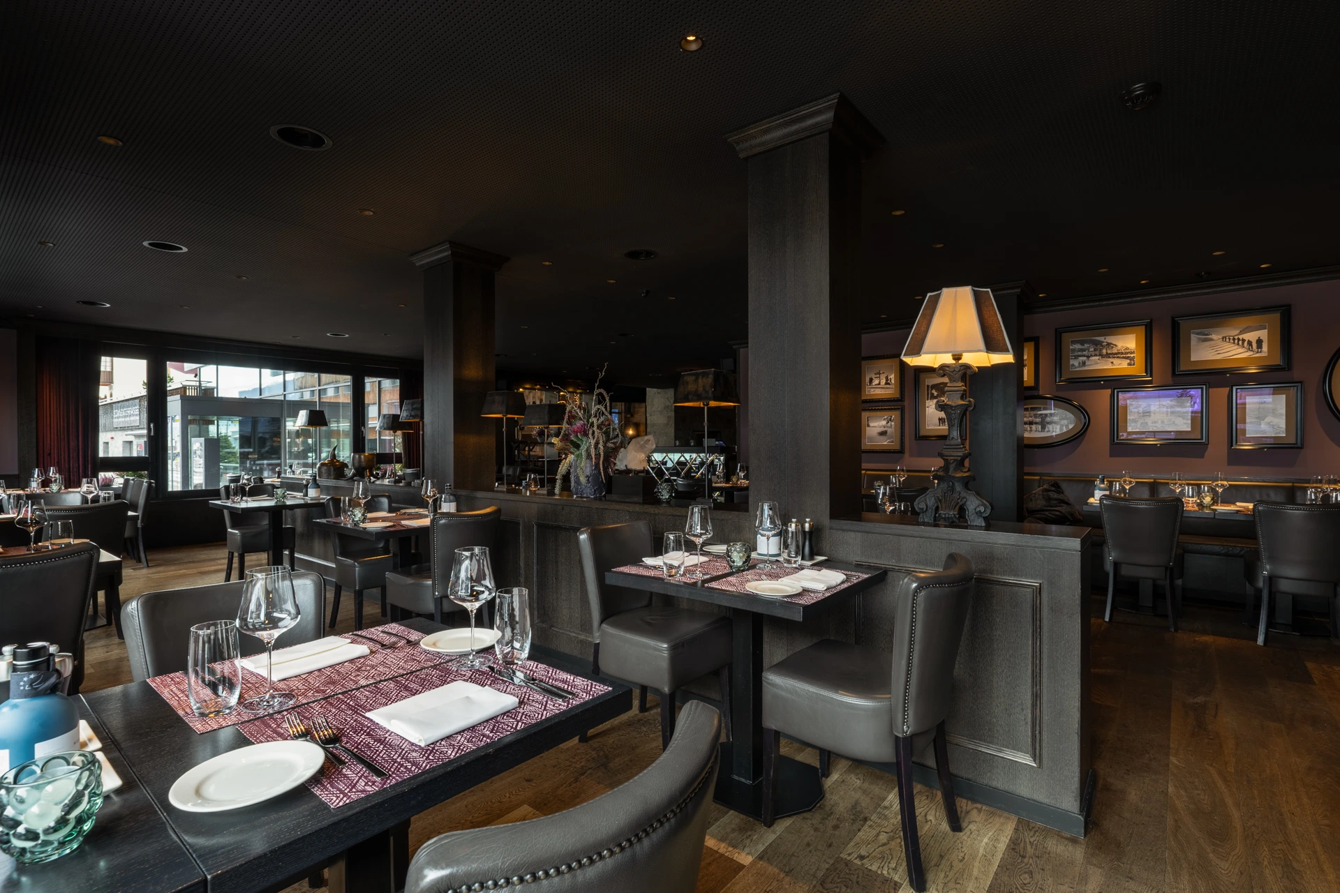 Stilvoll eingerichteter Gastraum des Restaurants Pulsa im Hotel Grischa mit elegant gedeckten Tischen und gemütlicher Atmosphäre.