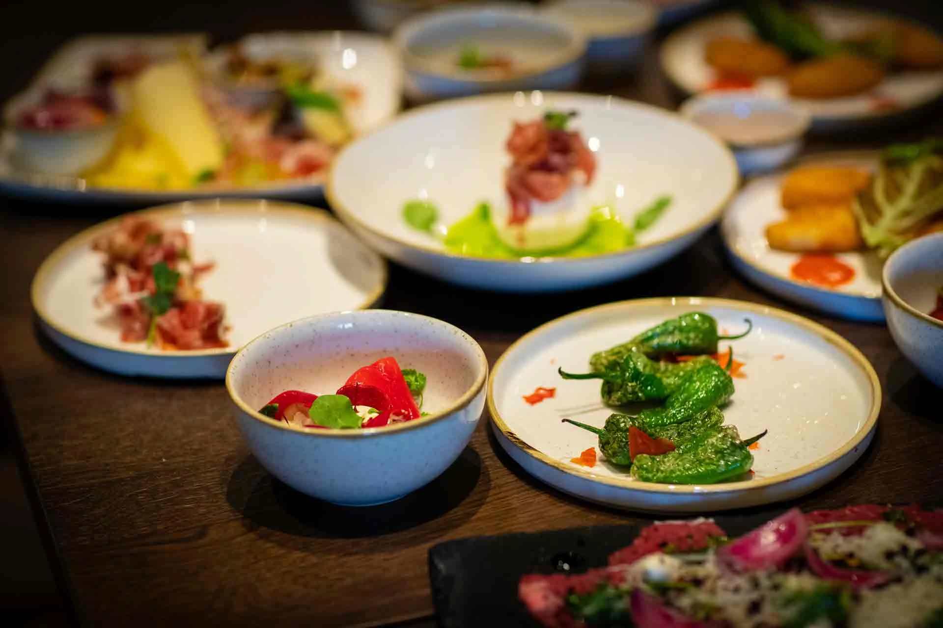 Verschiedene Tapas auf kleinen runden Tellern