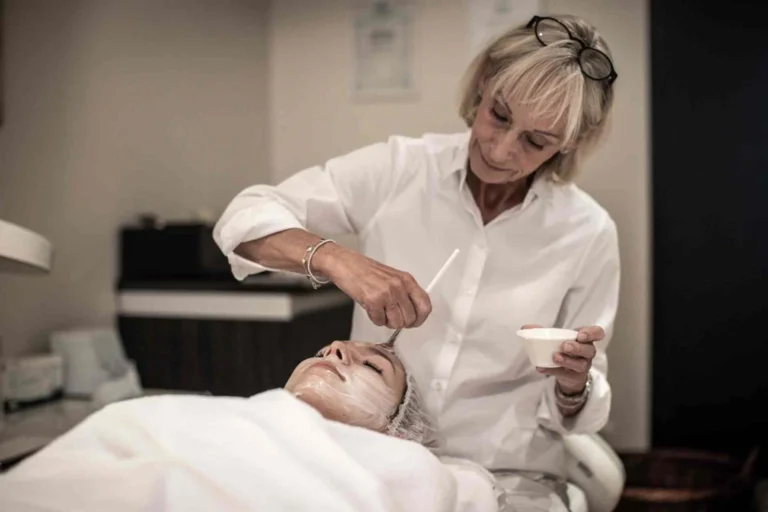 Gesichtsbehandlung im Kosmetikstudio: eine Maske wird aufgetragen