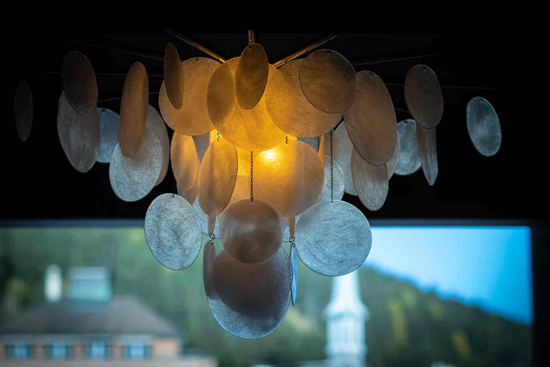 Spezielle, stilvolle Deckenleuchte mit runden Plättchen.