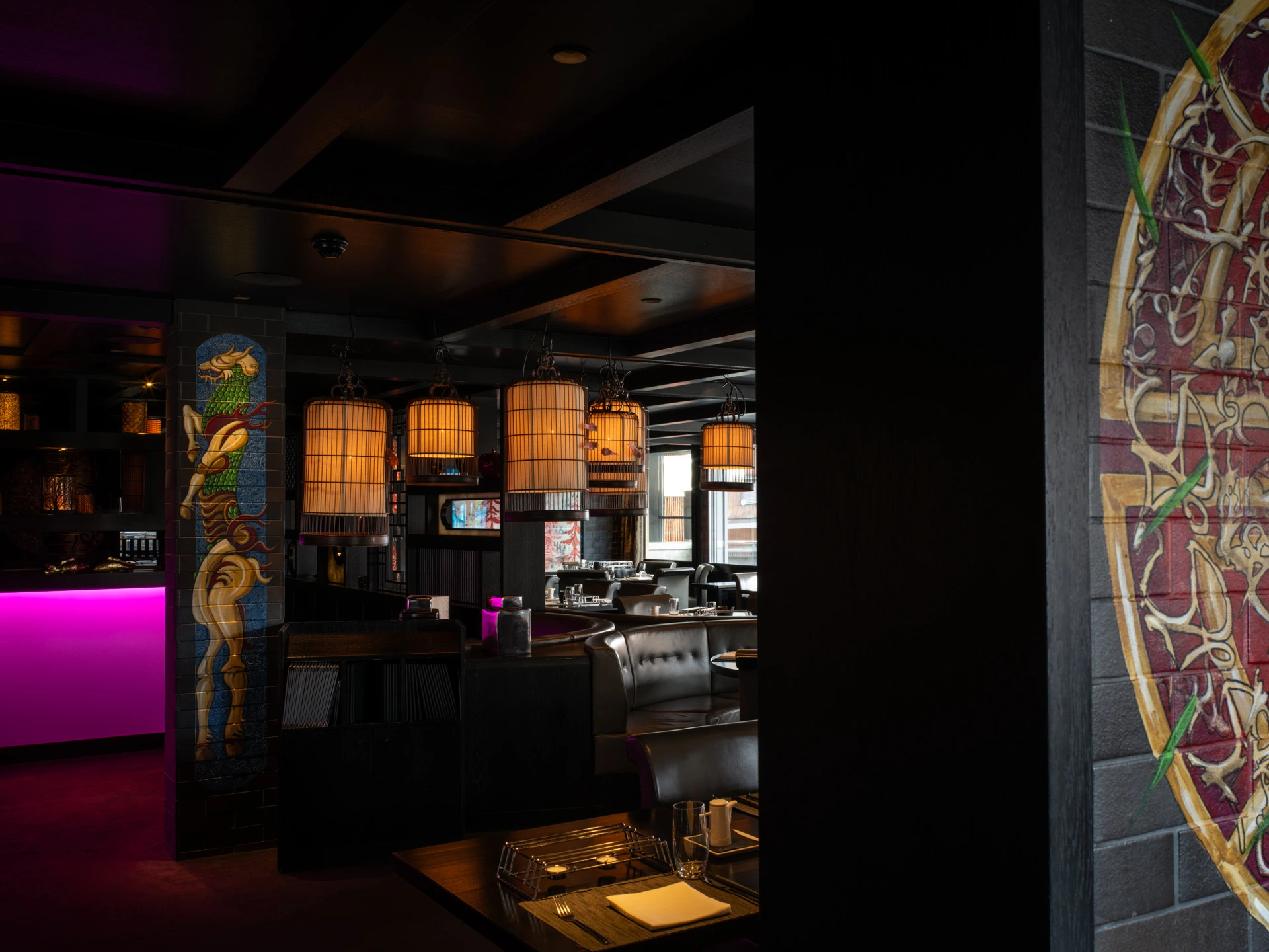 Stilvoller Innenbereich des Golden Dragon mit asiatischem Ambiente, eleganten Leuchten und modernem Restaurantdesign.