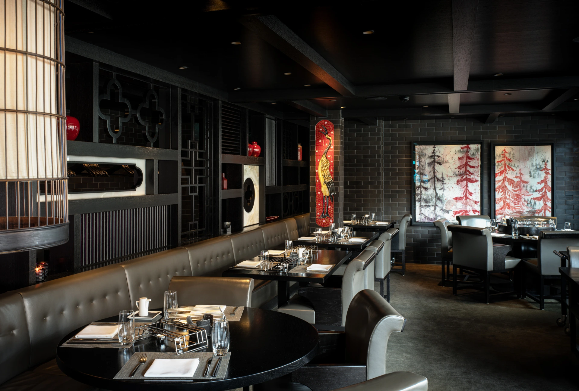 Restaurant Golden Dragon mit dunkler Lederbank und asiatischer Wandkunst