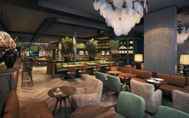 Jody's Restaurant & Bar mit grünen Polstersesseln und Kugelleuchten