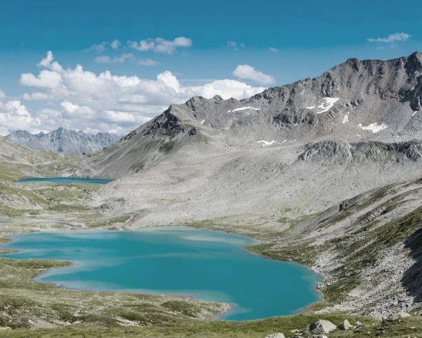 Türkisblaue Jöriseen in der felsigen Hochgebirgslandschaft