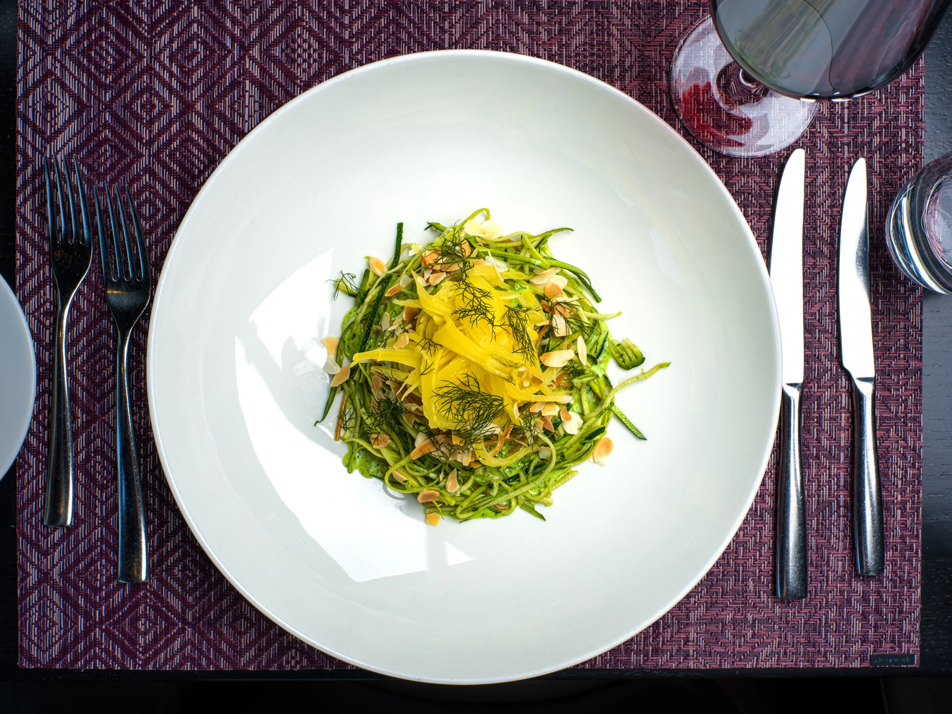 Frischer Zucchini-Salat mit gelben Zucchinistreifen, Mandeln und Kräutern als leichte Vorspeise im Restaurant Pulsa.