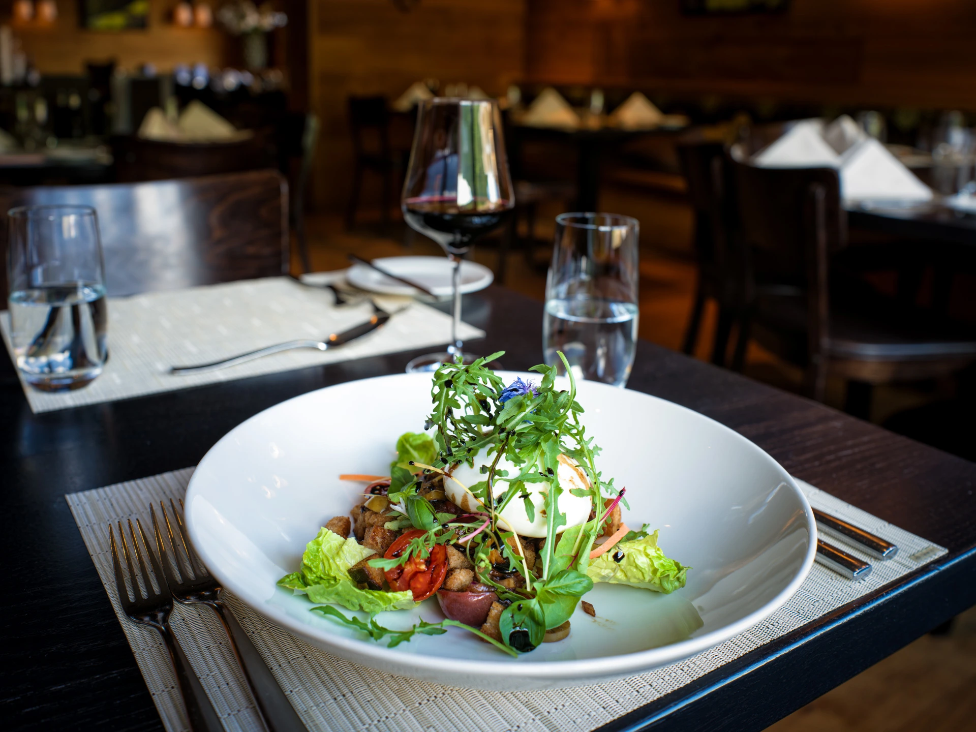 Burrata di Bufala auf buntem Blattsalat mit Tomaten, Croûtons und Balsamico-Dressing im Restaurant Pulsa.