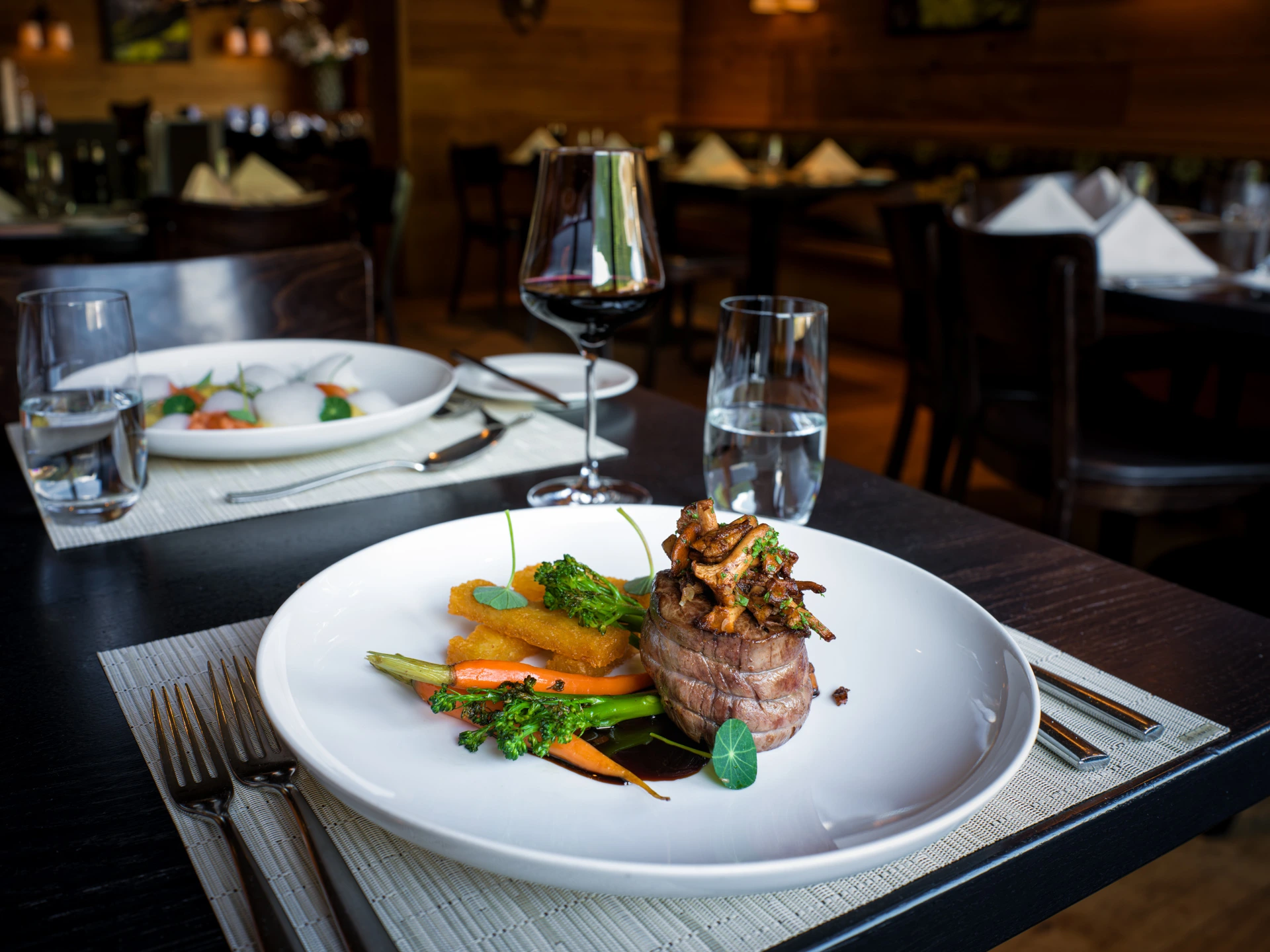 Schweizer Angus-Rindsfilet mit saisonalem Gemüse, Polenta und Eierschwämmli im Restaurant Pulsa im Hotel Grischa.