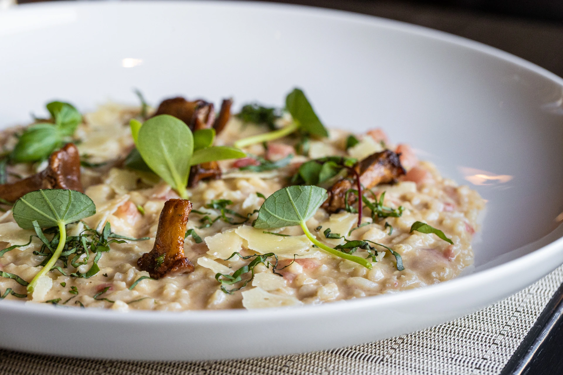 Cremiges Eierschwämmli-Risotto mit Parmesan, knusprigen Pfifferlingen und frischen Kräutern im Restaurant Pulsa im Hotel Grischa.