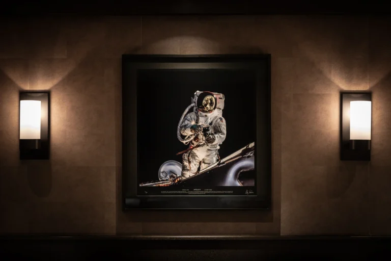 Beleuchtetes Astronautenbild an der Wand des Restaurants Apollo