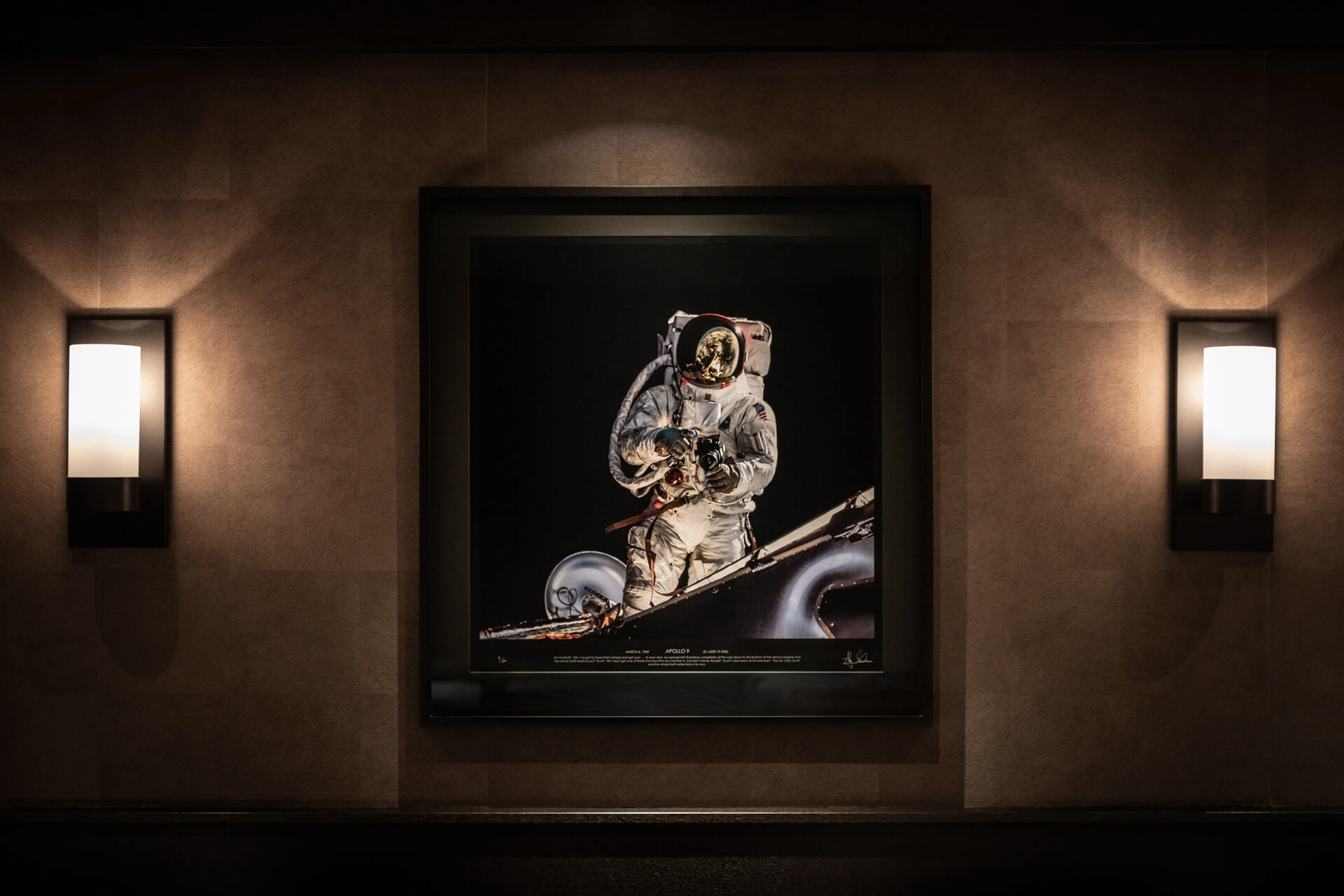 Beleuchtetes Astronautenbild an der Wand des Restaurants Apollo