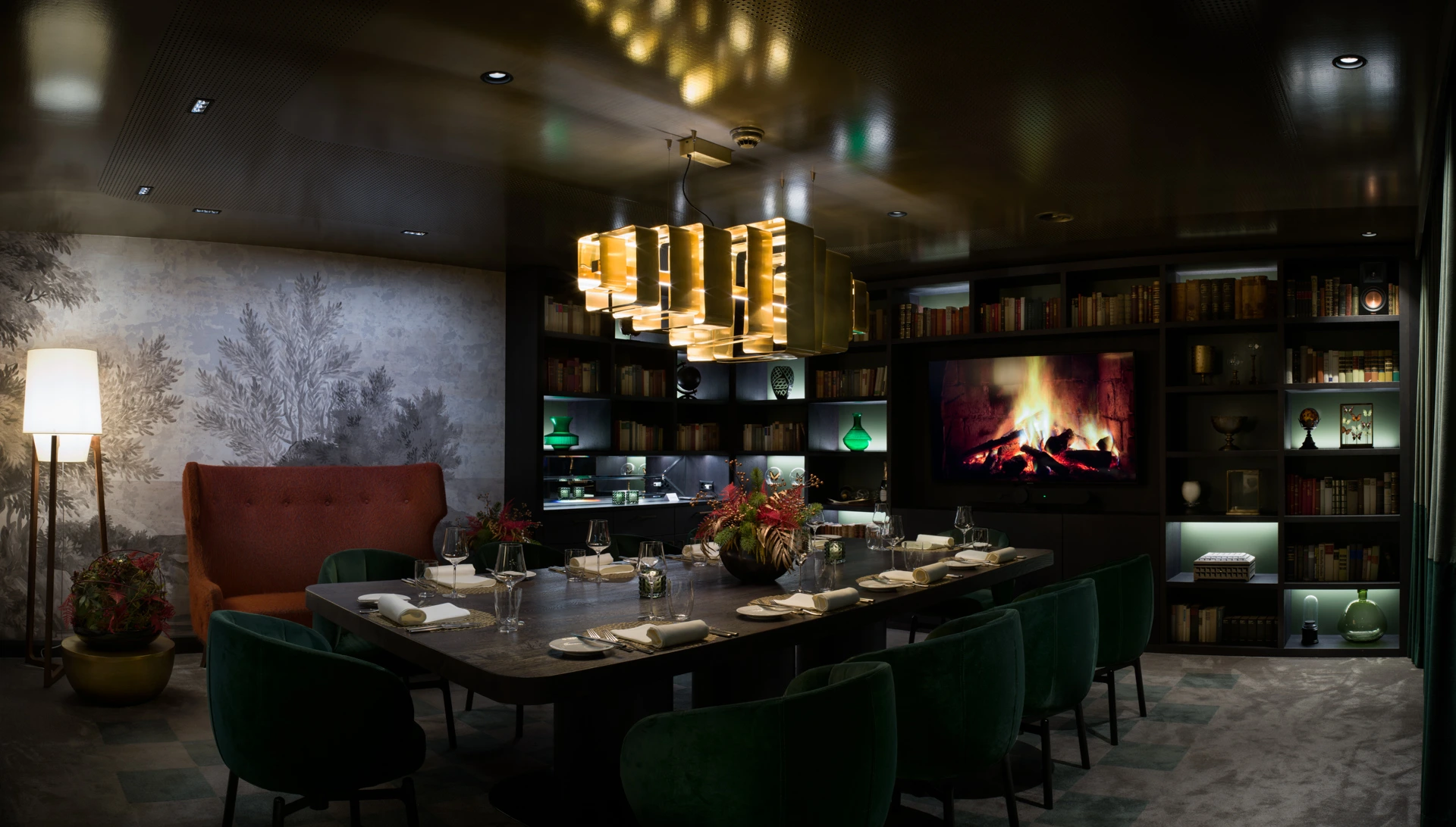 Private Dining Room Schiahorn mit langer Tafel, Kaminfeuer und Bücherwand