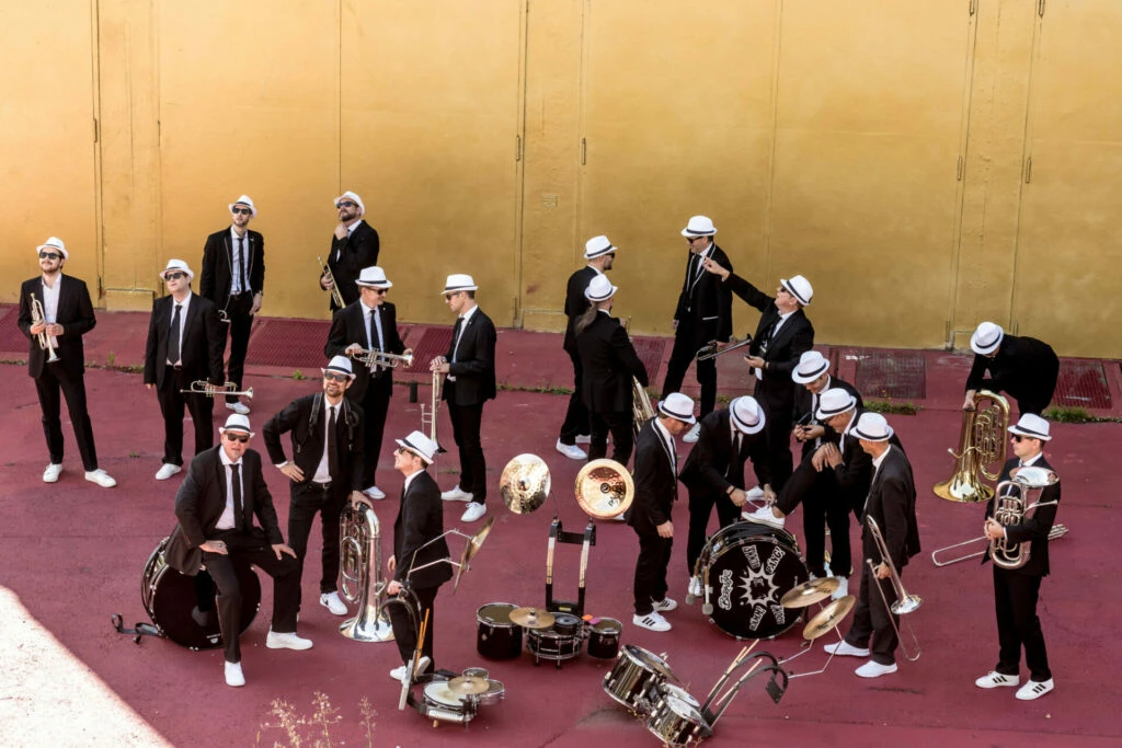Musikgruppe macht sich auf rotem Platz für Auftritt bereit.