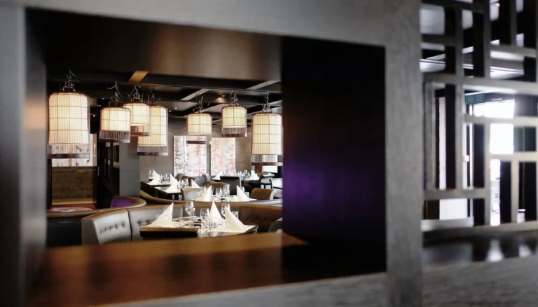 Blick durch einen Wanddurchbruch in das Restaurant Golden Dragon