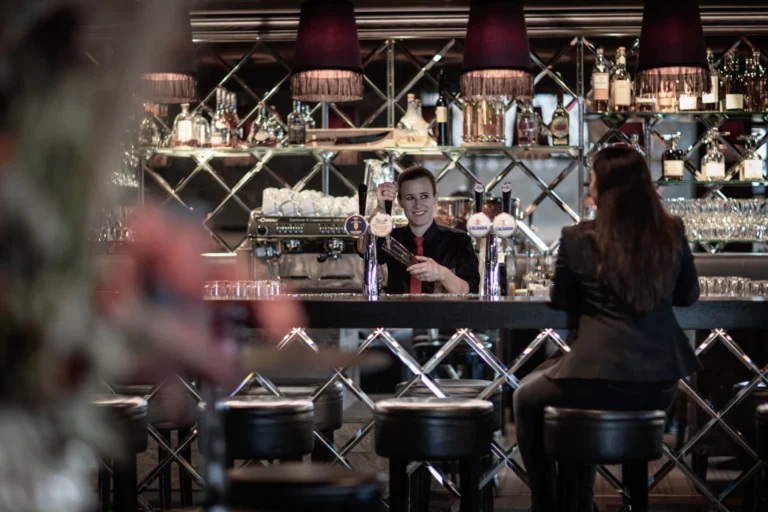 Barkeeper zapft ein Bier an der Theke der Pulsa Bar & Lounge
