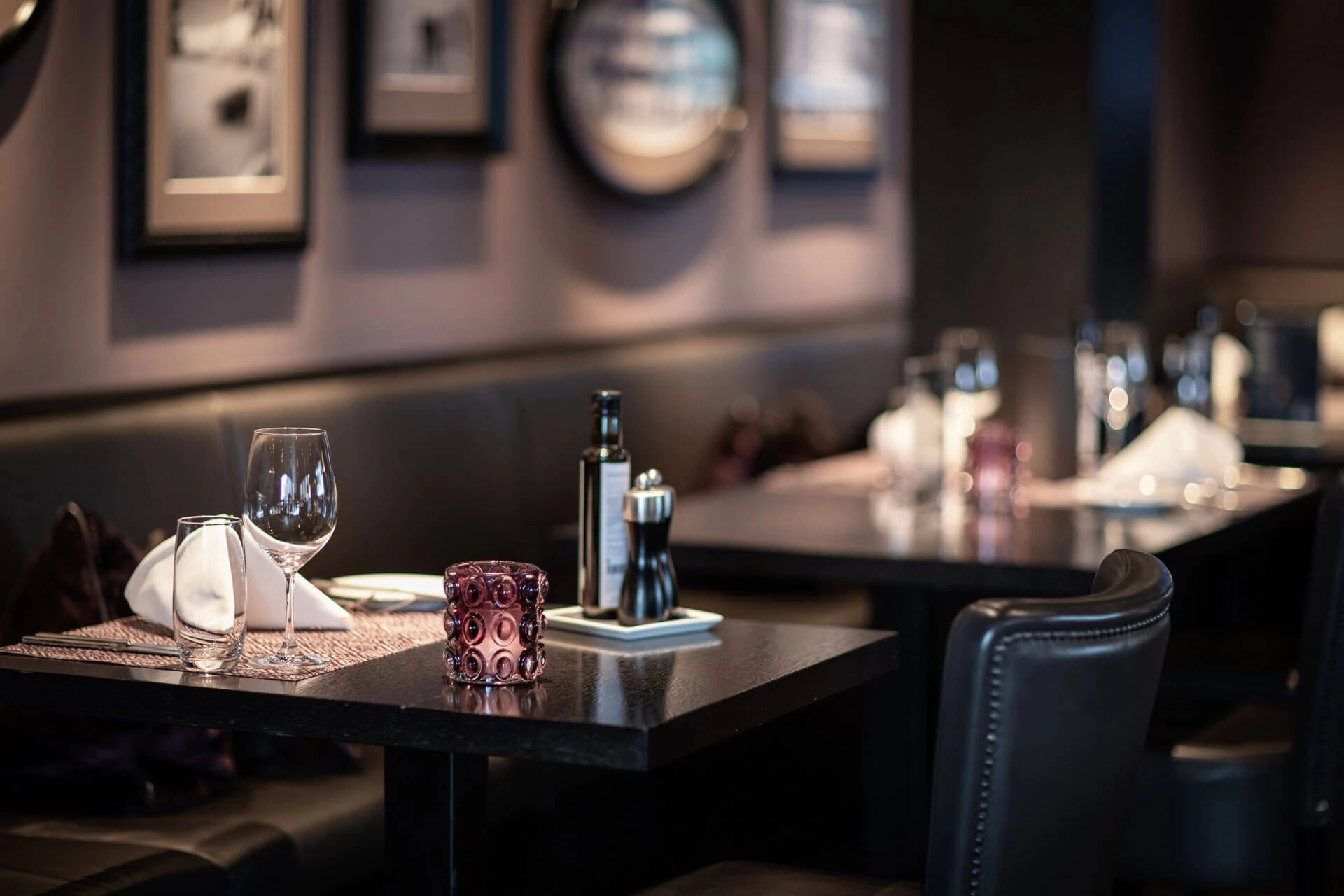 Gedeckter Zweiertisch an der Sitzbank des Pulsa Restaurants