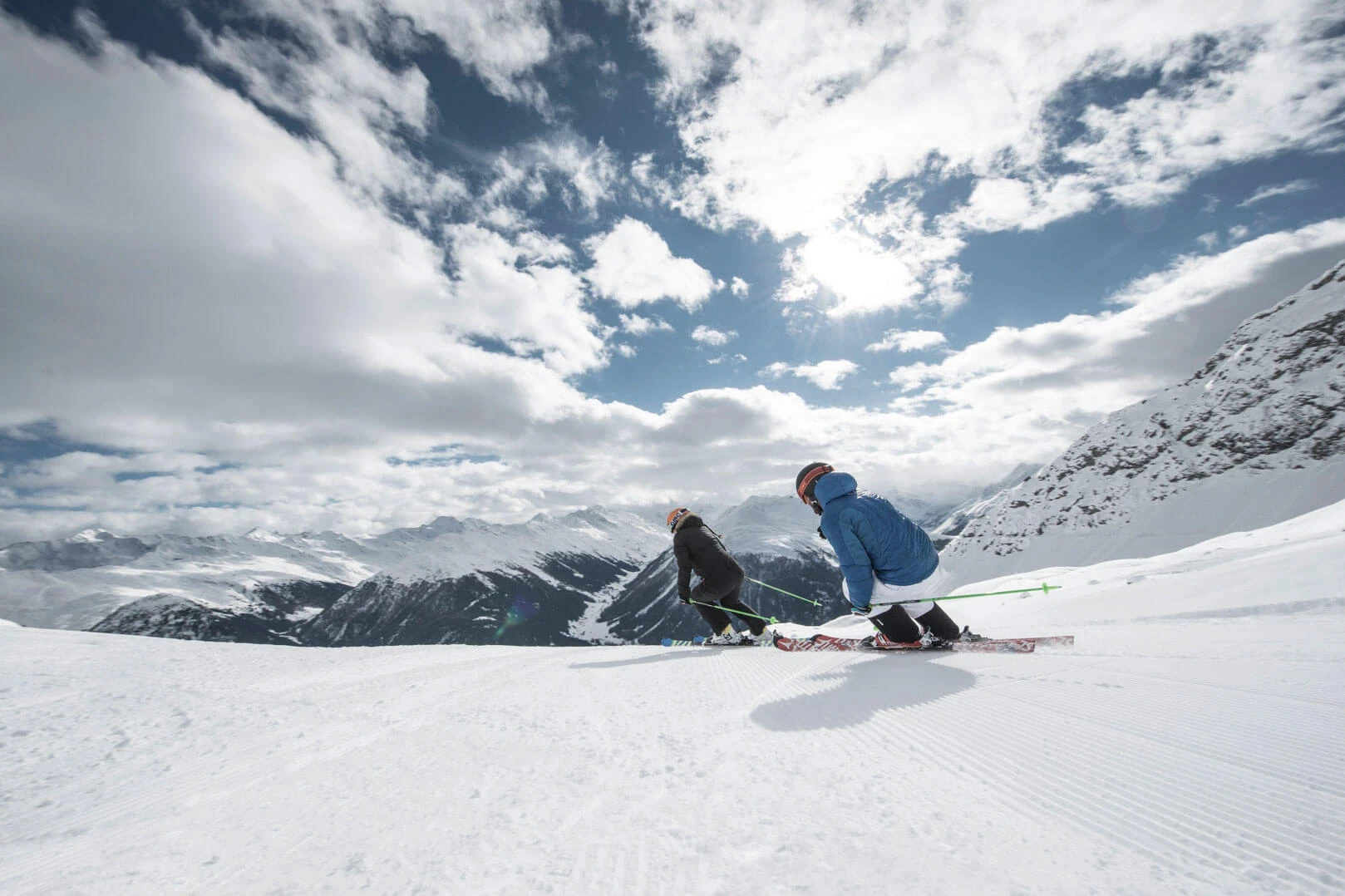 Zwei Skifahrer auf der frisch präparierten Piste über Davos