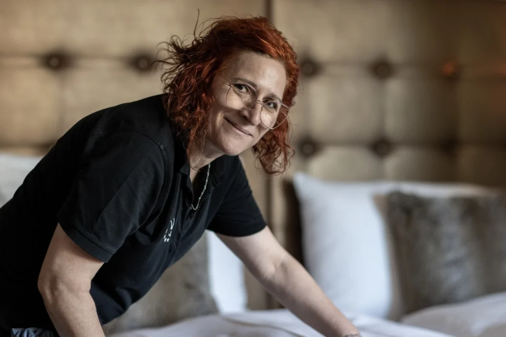 Porträt von Cristina Paula beim Beziehen eines Betts