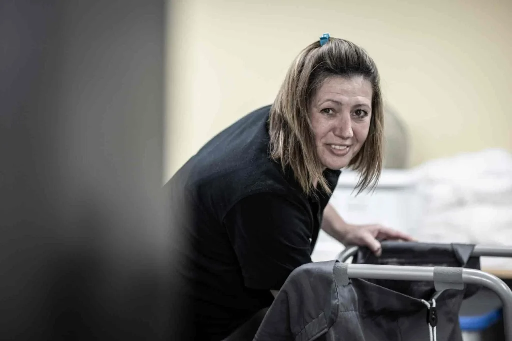 Porträt von Cristina bei der Arbeit in der Wäscherei