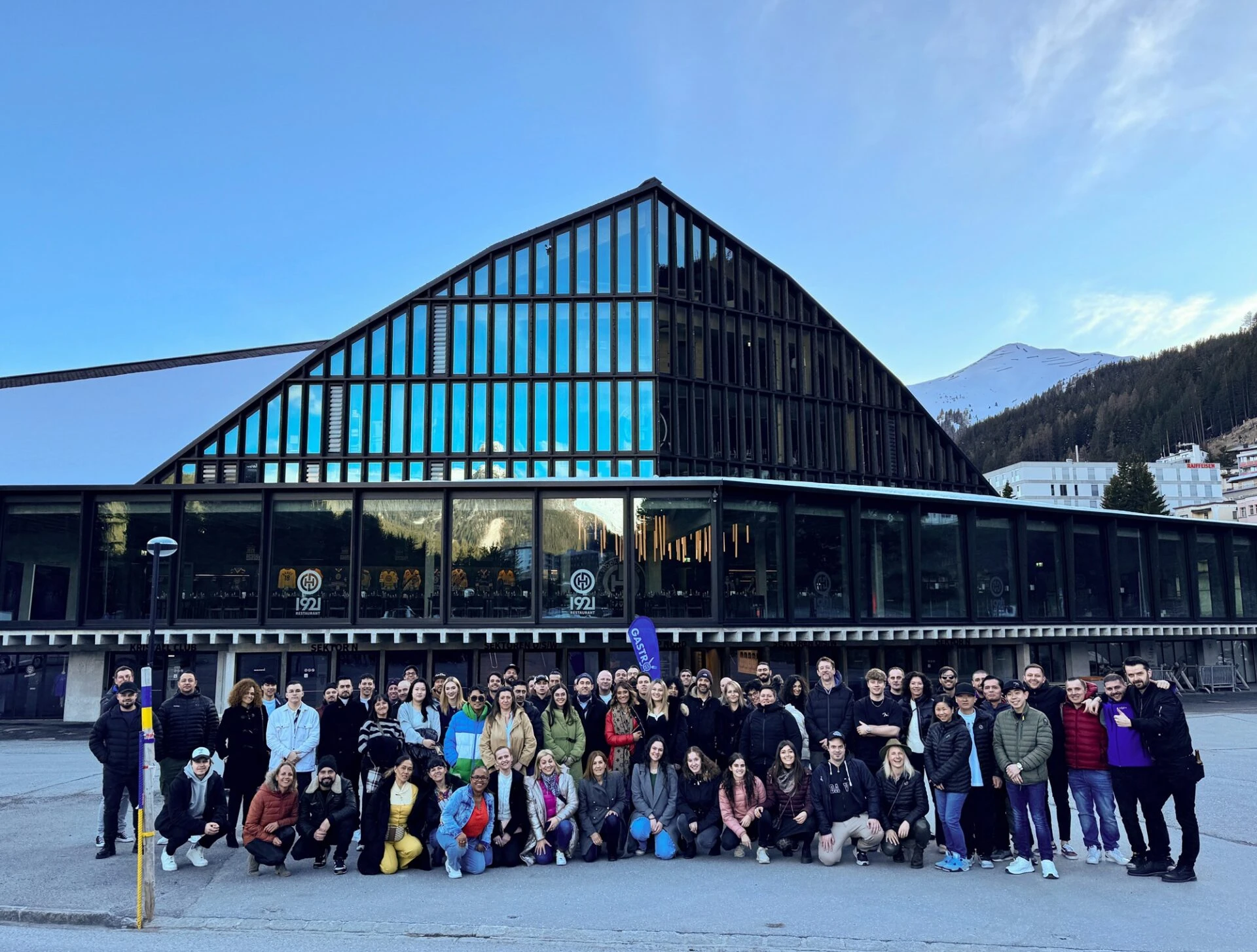 Gruppenbild des Grischa-Teams vor der Eishalle Davos