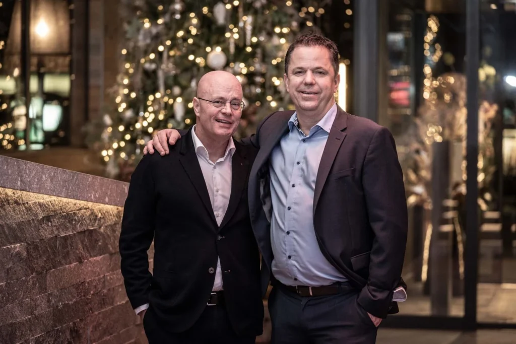 Maurice und Cyrill vor dem beleuchteten Weihnachtsbaum