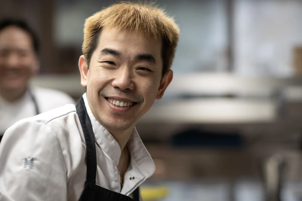 Porträt von Wee Sheng in Kochjacke in der Küche