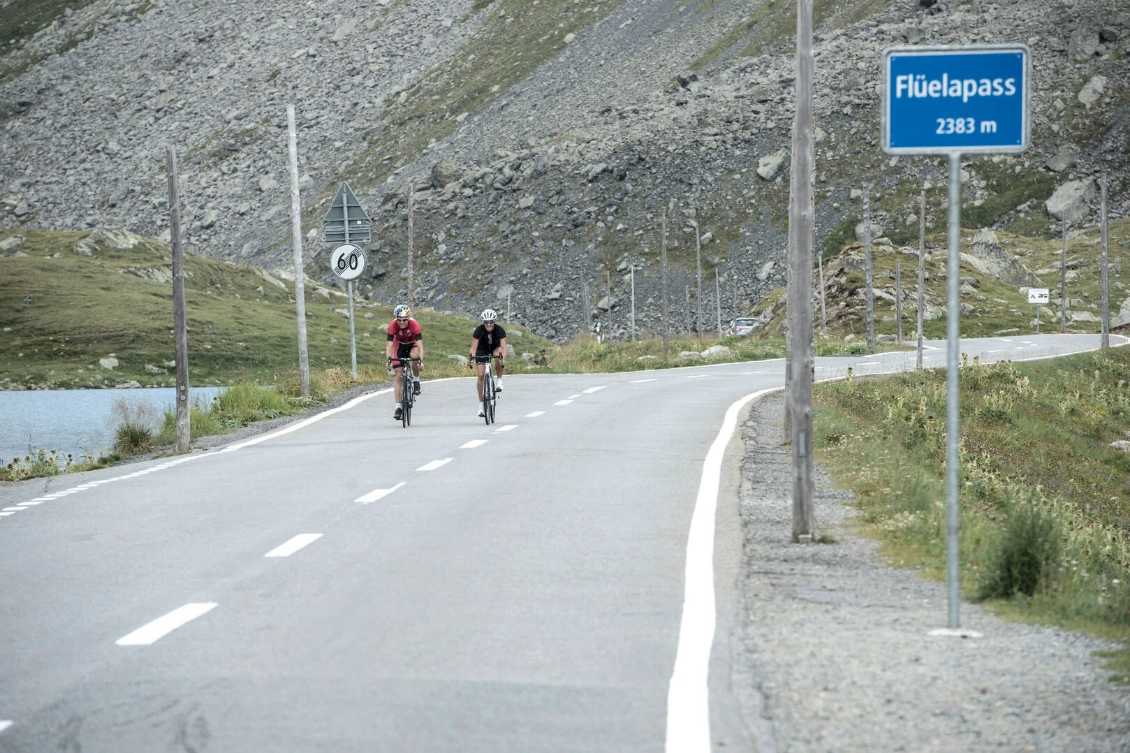 Zwei Rennradfahrer auf der Passstrasse zum Flüelapass auf 2383 Metern