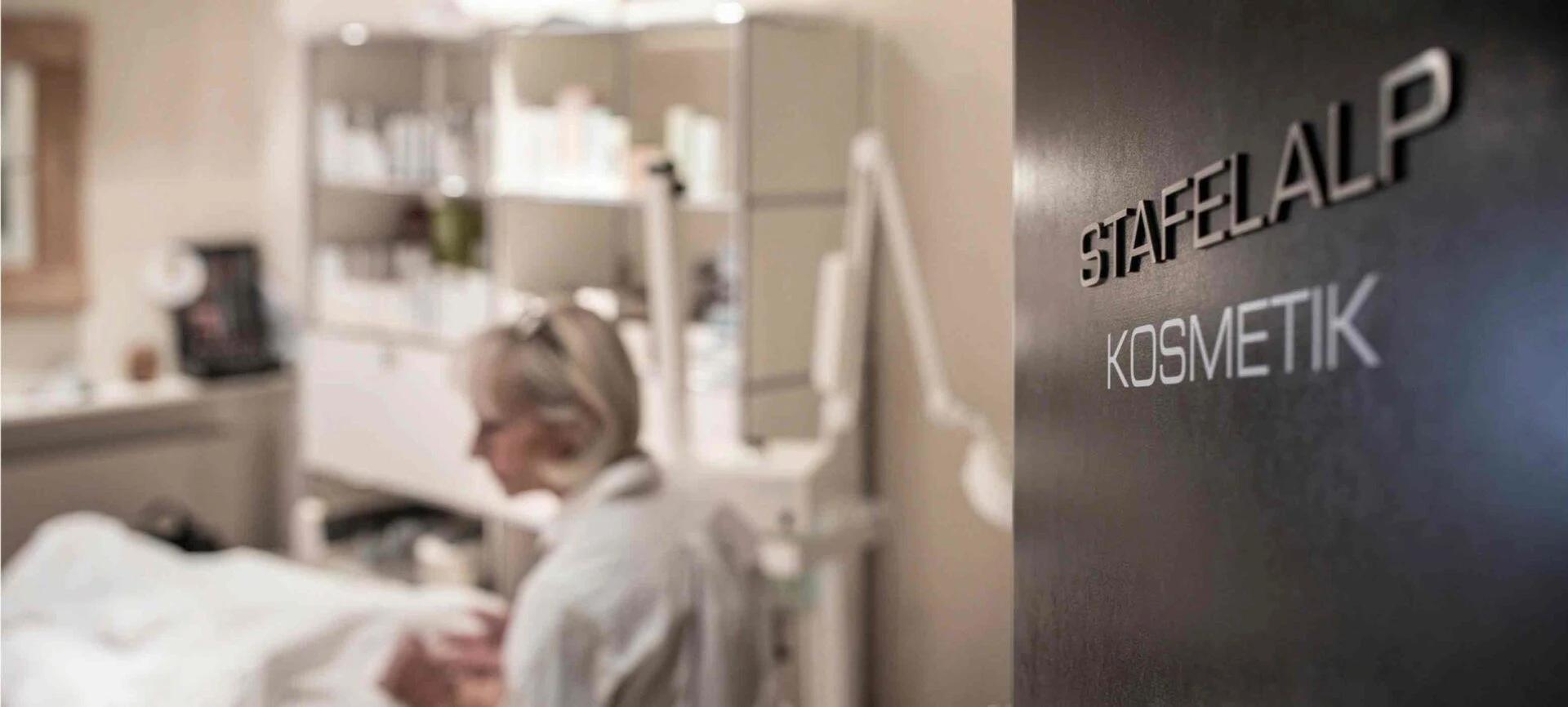 Eingang zum Kosmetikstudio Stafelalp mit Behandlungsraum