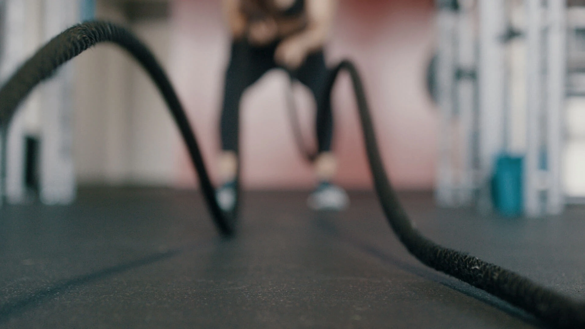 Training mit Battle Ropes im Fitnessraum
