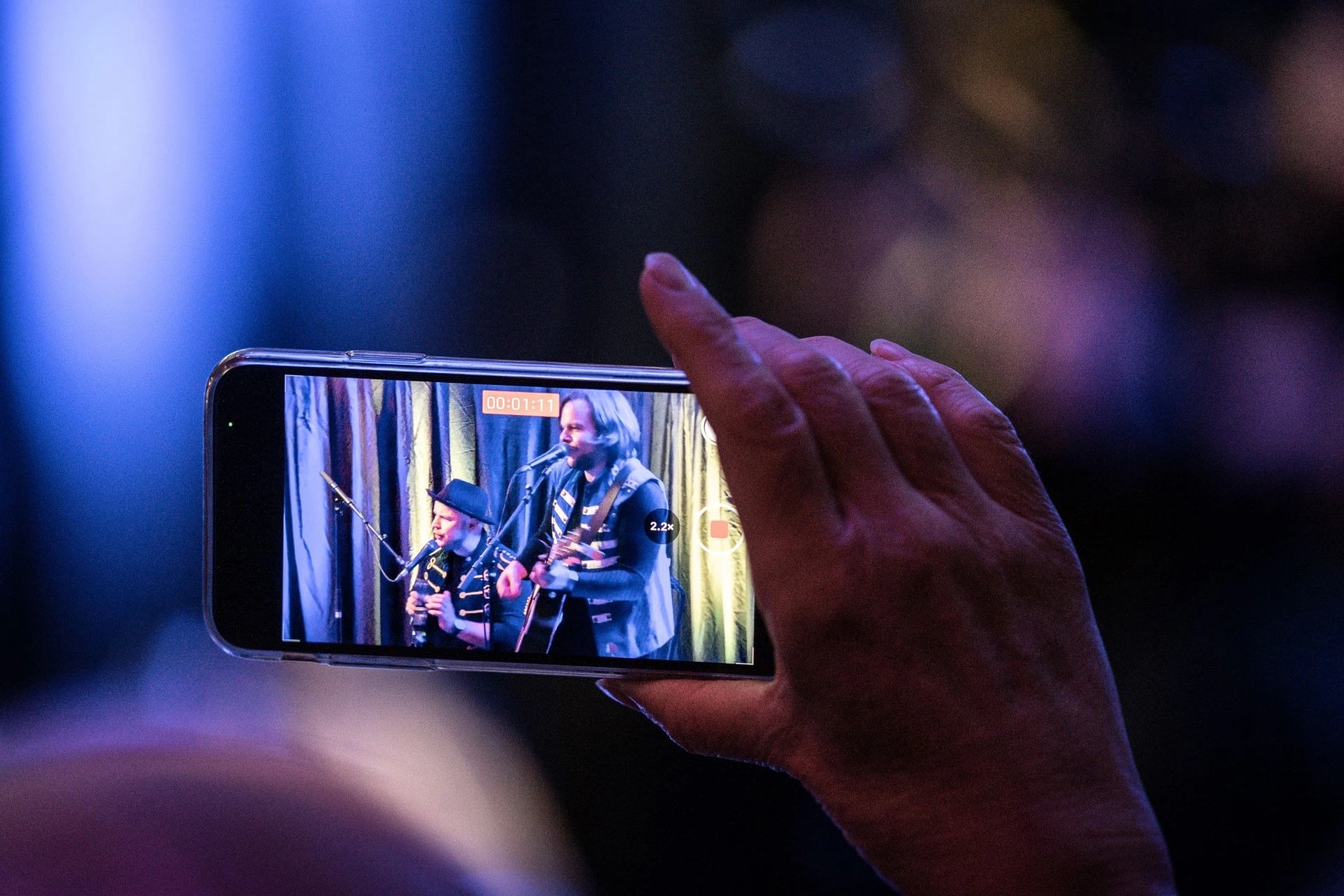Konzert wird mit dem Smartphone gefilmt