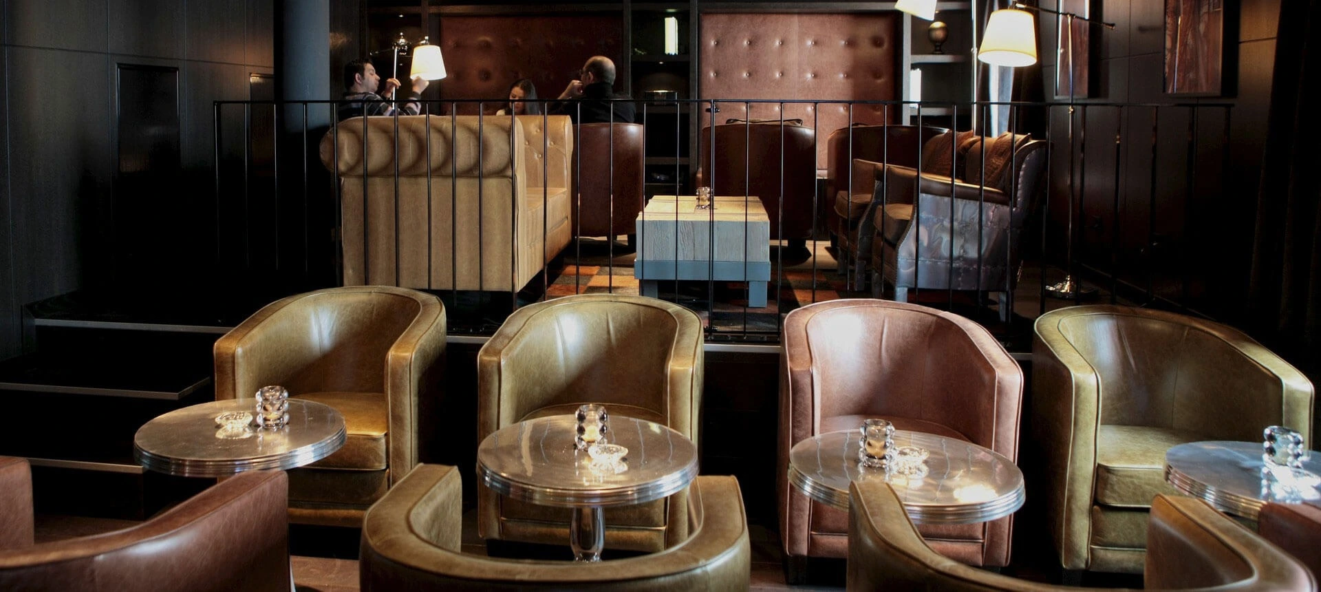 Gemütliche Zigarrenlounge im Hotel Grischa mit eleganten Ledersesseln, kleinen Beistelltischen und stilvoller Lounge-Atmosphäre für entspannte Gespräche.