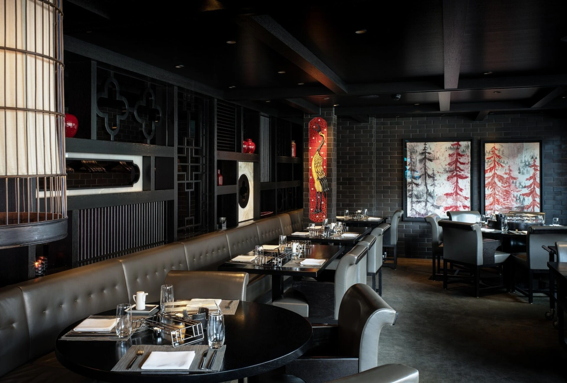 Restaurant Golden Dragon mit dunkler Lederbank und asiatischer Wandkunst