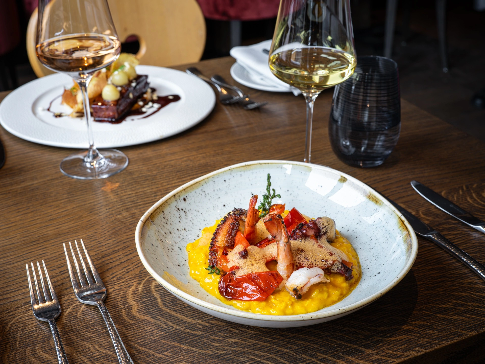 Oktopus auf Safranrisotto, dazu ein Glas Weisswein im Restaurant Bräma