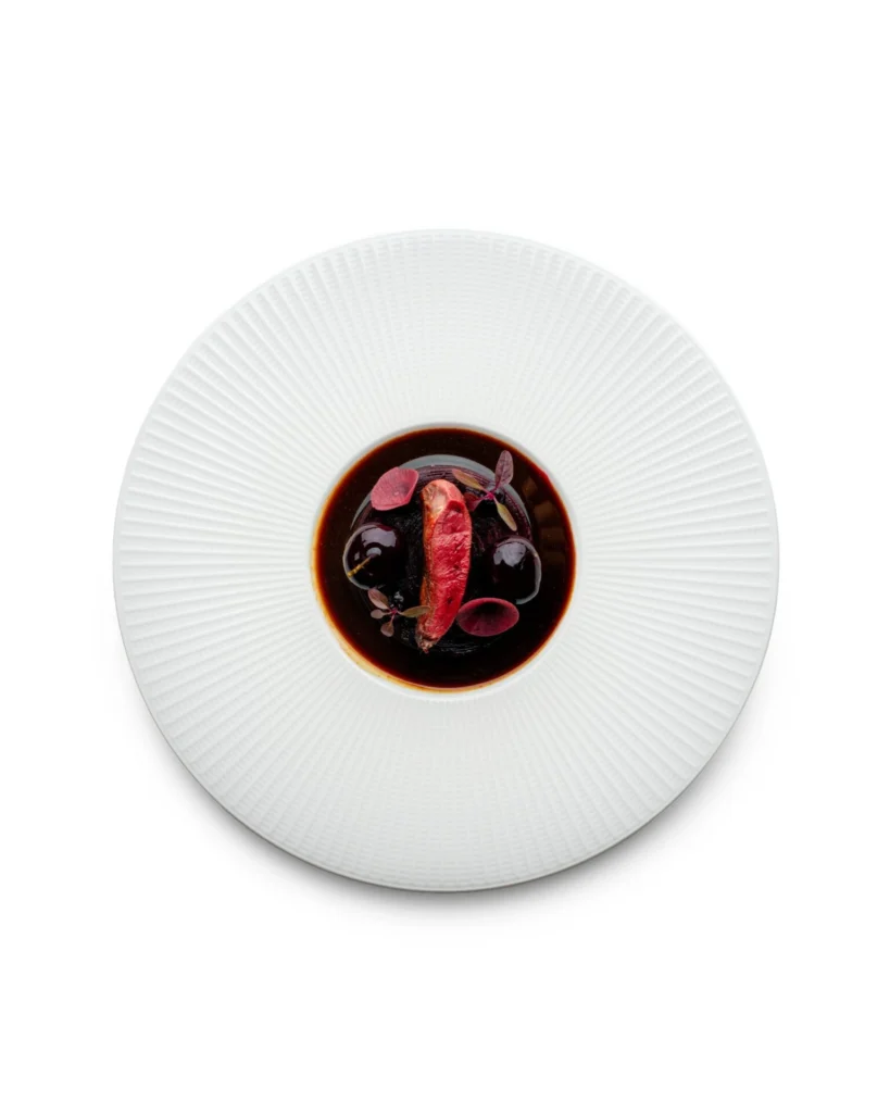 Taubenbrust mit Kirsche, Rande und purple Curry auf geripptem Teller