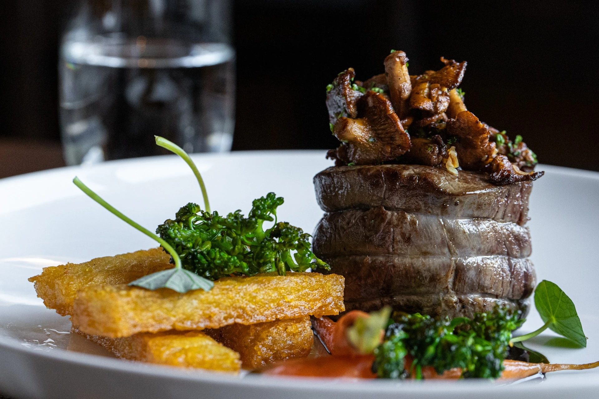 Schweizer Angus-Rindsfilet mit Pilzen, Polentaschnitten und Broccolini