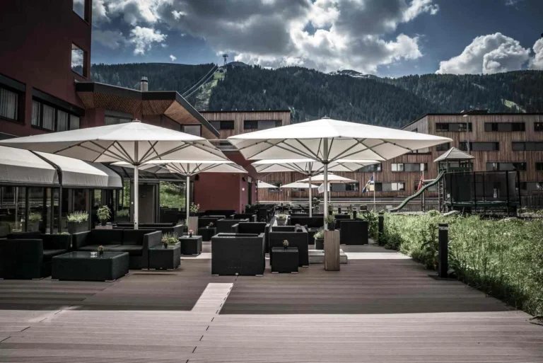 Grischa Sonnenterrasse mit gemütlicher Lounge.