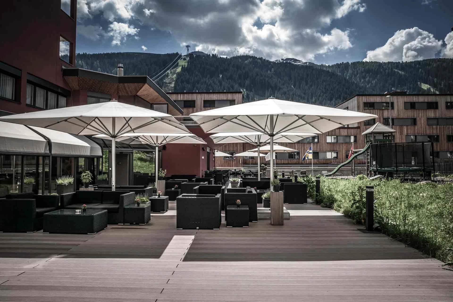 Grischa Sonnenterrasse mit gemütlicher Lounge.