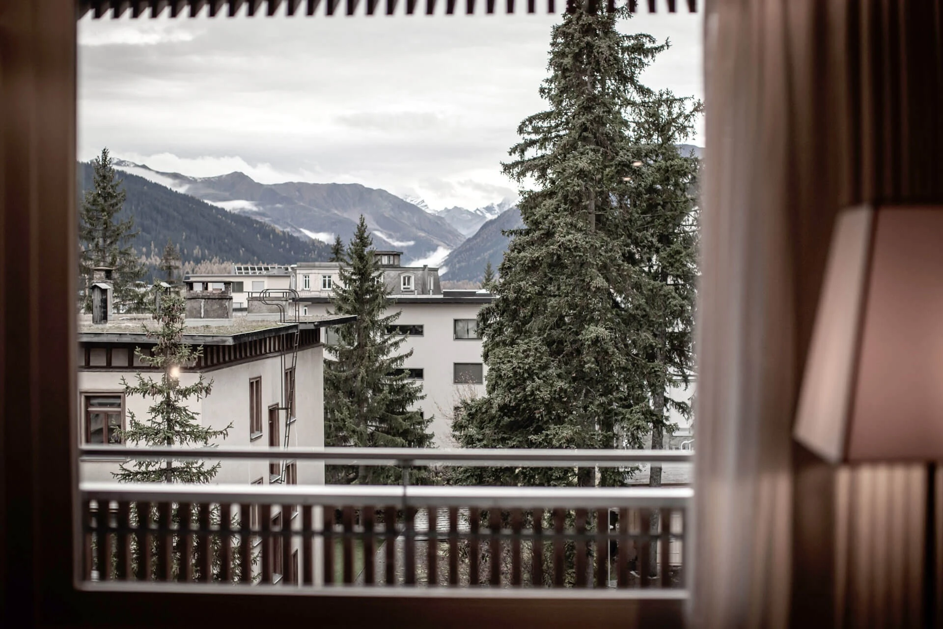 Blick vom Zimmerfenster auf Davos und die verschneiten Berge